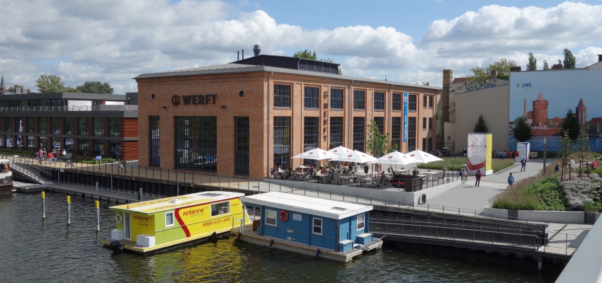 Foto: © Wolf-Christian Strauss Foto eines alten Werftgebäudes an der Havel