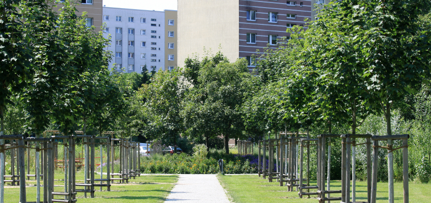 Fußgängerweg in einem Wohnquartier