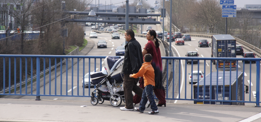 Foto einer Fußgängerbrücke über eine Stadtautobahn
