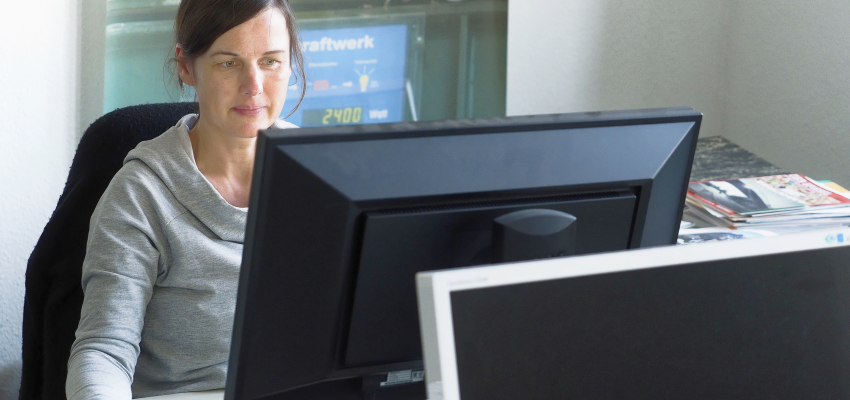Foto: © Thomas Franke Foto einer jungen Frau vor einem Computer-Bildschirm