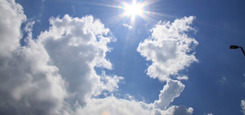 Foto: © Wolf-Christian Strauss Foto eines blauen Himmel mit weißen Wolken
