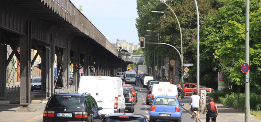 Foto: © Wolf-Christian Strauss Stau in der Stadt - Foto einer stark befahrenen Straße im Innenstadtbereich