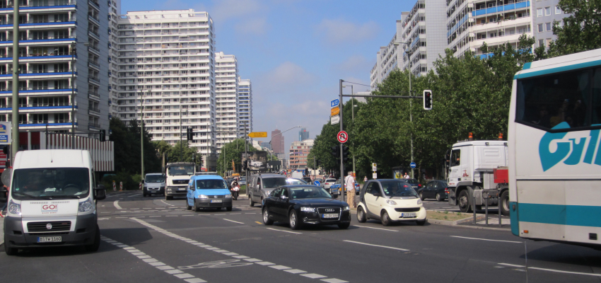 Foto: © Wolf-Christian Strauss Foto einer Straße mit Radweg